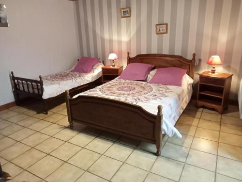 Ένα ή περισσότερα κρεβάτια σε δωμάτιο στο Maison ancienne restaurée avec cheminée, jardin privé et animaux admis - FR-1-616-388