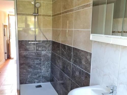 Ένα μπάνιο στο Maison ancienne restaurée avec cheminée, jardin privé et animaux admis - FR-1-616-388