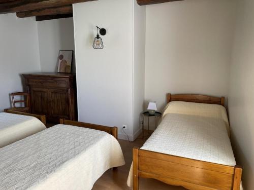 a bedroom with two twin beds and a dresser at Maison spacieuse avec jardin à Jayac, 3 chambres - FR-1-616-465 in Jayac