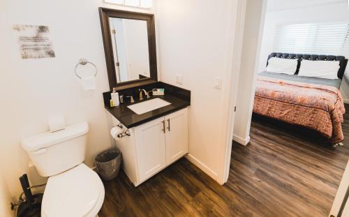 Ένα μπάνιο στο Modern 2 Strory One Bedroom Close to Downtown LA With Parking
