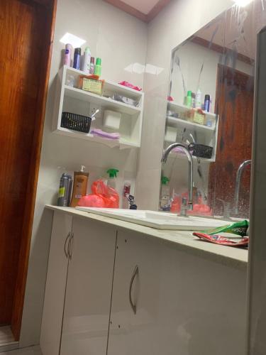 un bancone del bagno con lavandino e specchio di Room for rent a Hithadhoo