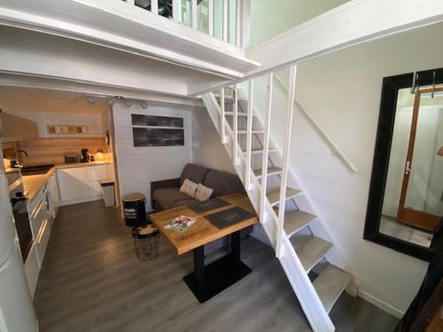une chambre avec un escalier, un canapé et une table dans l'établissement Port Leucate : Villa Studio Mezzanine, Climatisée, Animaux -10kg, Parking, 4 Pers. - FR-1-798-54, à Leucate