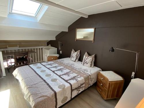 une chambre avec un grand lit et une fenêtre dans l'établissement Port Leucate : Villa Studio Mezzanine, Climatisée, Animaux -10kg, Parking, 4 Pers. - FR-1-798-54, à Leucate