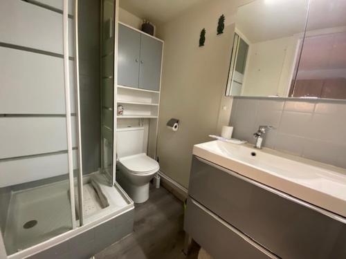 une salle de bain avec toilettes, lavabo et douche dans l'établissement Port Leucate : Villa Studio Mezzanine, Climatisée, Animaux -10kg, Parking, 4 Pers. - FR-1-798-54, à Leucate