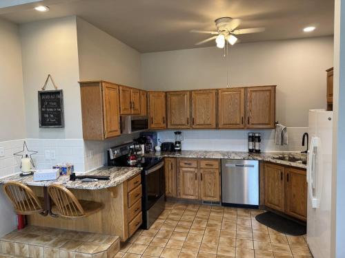 Η κουζίνα ή μικρή κουζίνα στο Provo Canyon Mountain Home