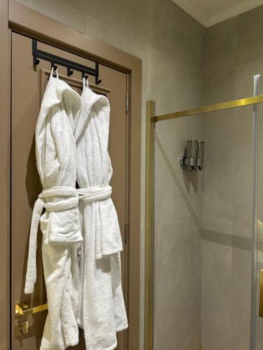イスタンブールにあるTaksim Bosphorus Hotelのバスルームのラックに掛けられているタオル