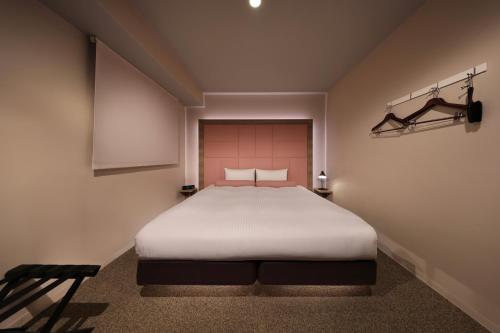 Postel nebo postele na pokoji v ubytování Doutonbori Crystal Hotel