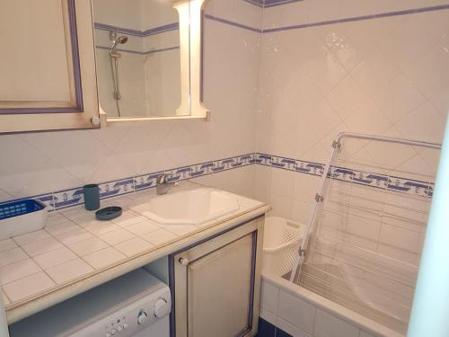 une petite salle de bain avec un lavabo et une douche dans l'établissement Appartement T3 climatisé en rez-de-jardin, piscine, plage et centre-ville à pied - 6 pers, Ste Maxime - FR-1-780-42, à Sainte-Maxime