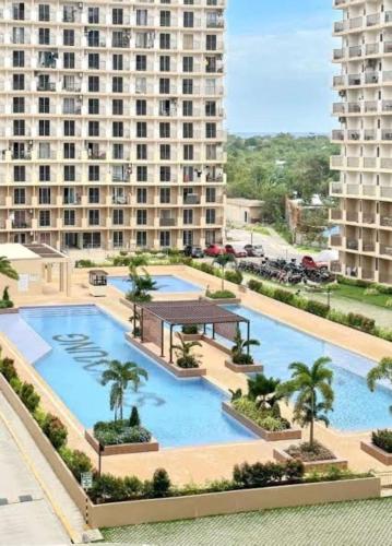 Una vista aérea de una piscina con palmeras y edificios. en WanderRest, en Suba