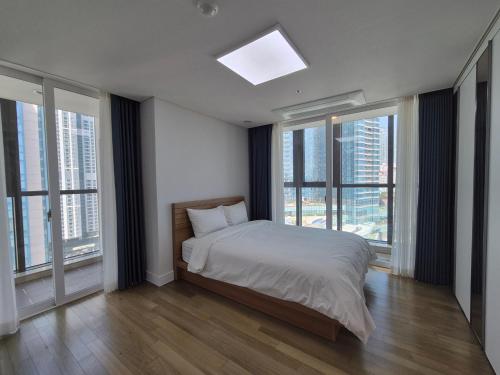 Ένα ή περισσότερα κρεβάτια σε δωμάτιο στο Haeundae Ocean View Full option Residence 67