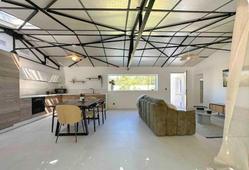 une cuisine et un salon avec une table et des chaises dans l'établissement Peaceful Villa Between Sea And Pyrenees, à Perpignan