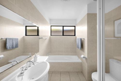 ビンセンチアにあるAaruna Houseの浴槽、洗面台、トイレを備えたバスルーム
