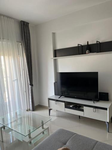 TV a/nebo společenská místnost v ubytování Amber Sky Apartments