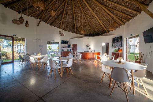 フレシェイラスにあるVentoVinte Beach Clubの部屋にテーブルと椅子があるレストラン