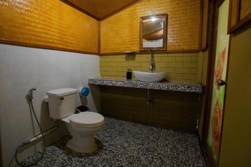 a bathroom with a toilet and a sink at Chareena Beachside in Ko Lipe