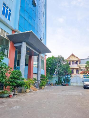 a building with a parking lot in front of it at Khách sạn Đại An Ninh Bình in Ninh Binh