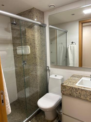 a bathroom with a shower and a toilet and a sink at Flat em Cullinan, 5 estrelas com vista incrível e incrível área de lazer com piscinas, brinquedoteca, academia, no coração de Brasília in Brasilia