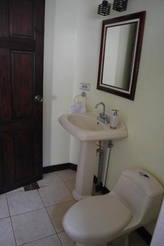 Koupelna v ubytování Dos Palmas Studio Apartments