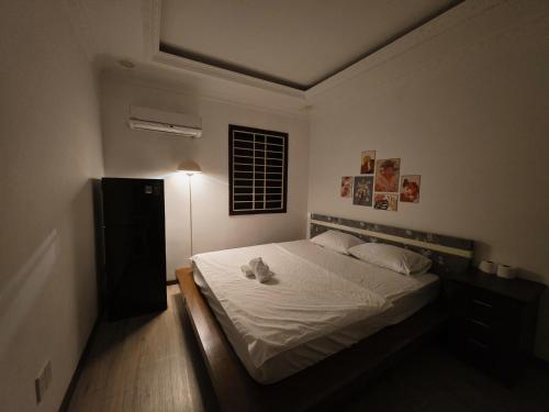 a bedroom with a bed with a light on it at 202 부이비엔 도보 10분 , 아늑한 주택 in Ho Chi Minh City