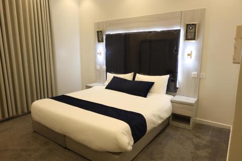 a bedroom with a large bed in a hotel room at سويت للشقق الخاصة in Al Madinah