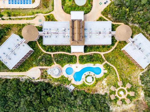 una vista sul tetto di un resort con piscina di Hotel Mundo Maya Chichén Itzá a Chichén-Itzá