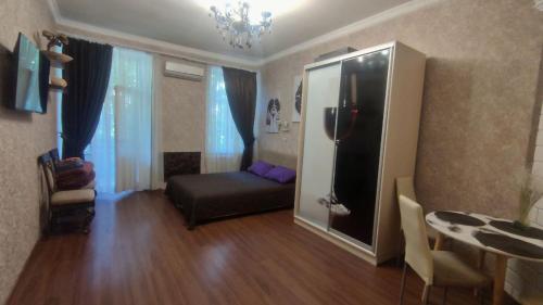 un salon avec un canapé, une table et un miroir dans l'établissement Квартира с балконом в центре города, à Odessa