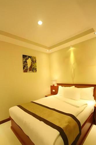 a bedroom with a large bed in a room at Au Lac 2 Hotel in Ho Chi Minh City