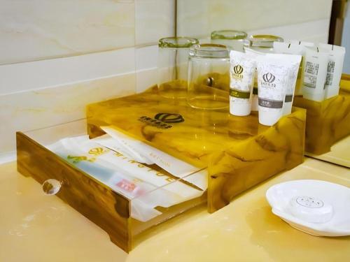a wooden box sitting on top of a counter at My Pleasant Hotel in Shenzhen