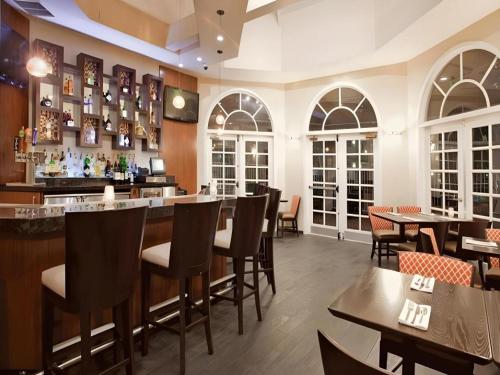 a restaurant with tables and chairs and a bar at Hotel San Diego-Rancho Bernardo in San Diego