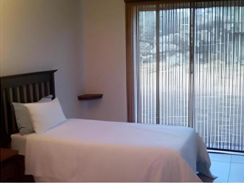 Postel nebo postele na pokoji v ubytování Island Hotel Durban