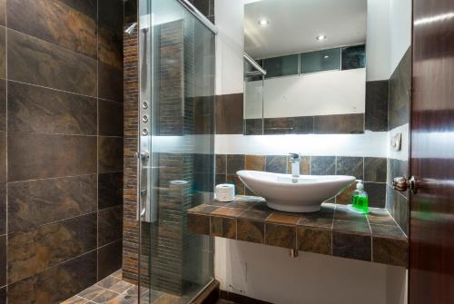 une salle de bain avec un lavabo et une douche dans l'établissement Departamento Temporal Pardo, à Lima