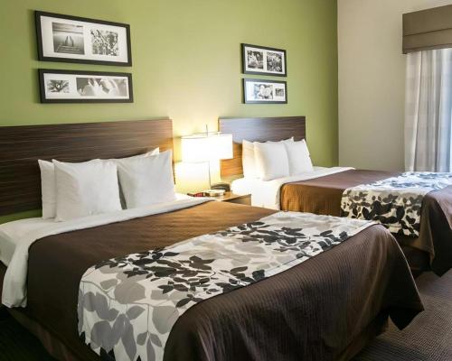 Ένα ή περισσότερα κρεβάτια σε δωμάτιο στο Sleep Inn & Suites