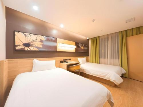 Ένα ή περισσότερα κρεβάτια σε δωμάτιο στο IU Hotel Changsha Railway Station Branch