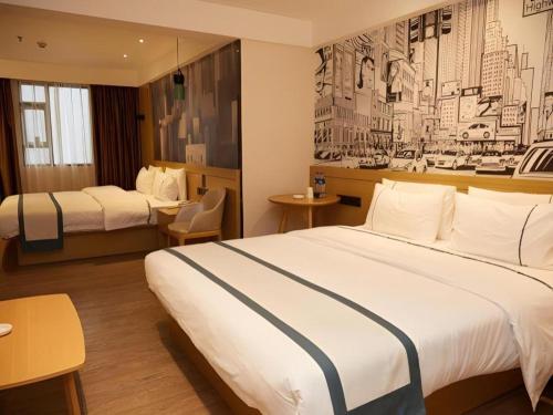 a hotel room with a large bed in a room at City Comfort Inn Guangzhou Shisanhang Shangxiajiu Pedestrian Street 1st Branch in Guangzhou