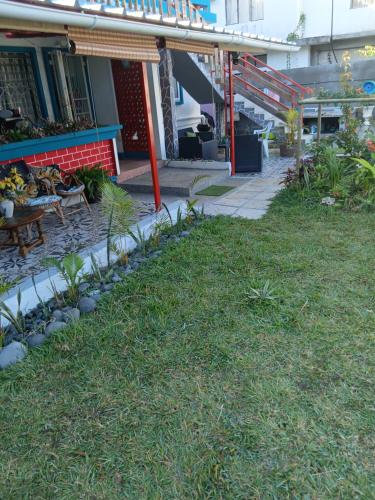 a yard with plants in front of a building at Résidence des cascades in Surinam