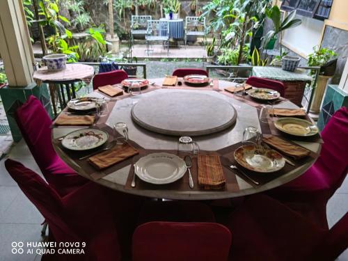 En restaurant eller et andet spisested på Homestay Heru