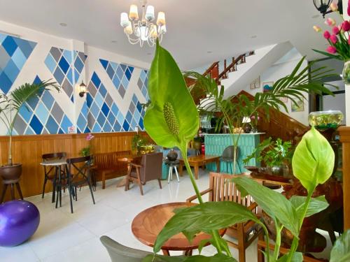 a restaurant with lots of plants and tables at Green Homestay Tuy Hòa in Liên Trì (4)