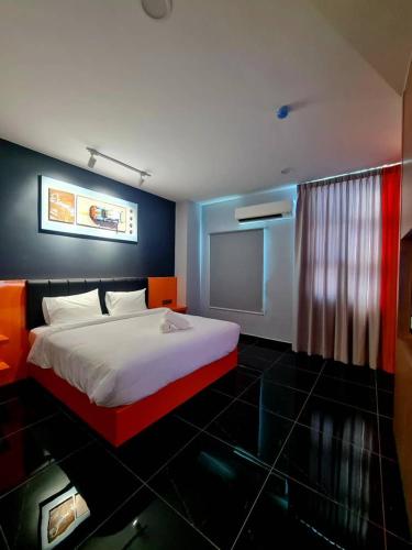 a bedroom with a large bed in a room at Eng Wan Hotel in Kamunting