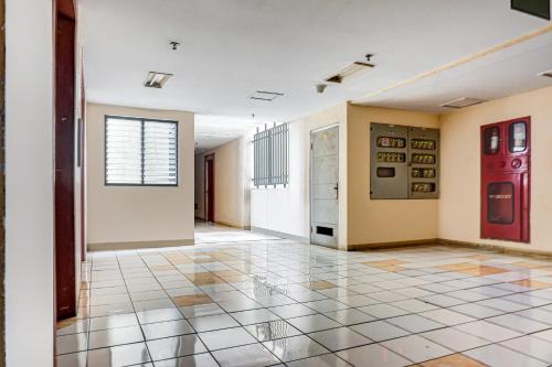 an empty room with a tile floor and a red vending machine at OYO 90949 Apartement Cibubur Village kaisar property Lobby B in Pedurenan Dua
