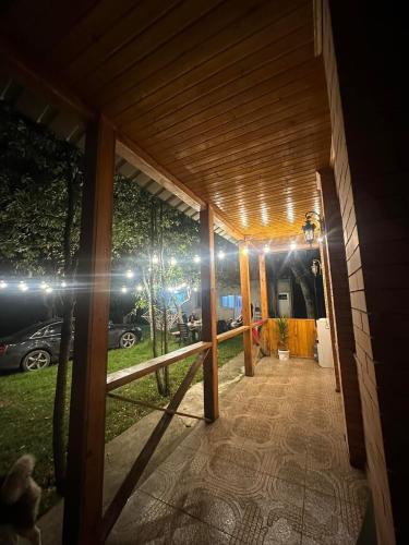 Ein Garten an der Unterkunft Georgia Racha Nikortsminda hotel