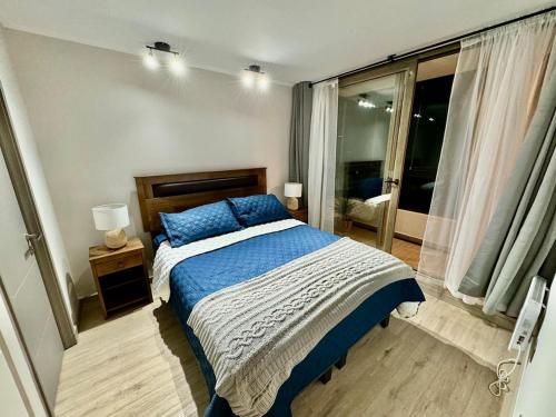 Apartment in Pucón, overlooking the volcanoにあるベッド