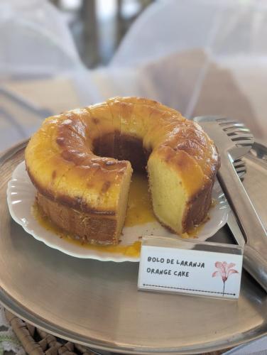 a donut on a plate with a piece of cake at Pousada Villa del Lótus in Itarema