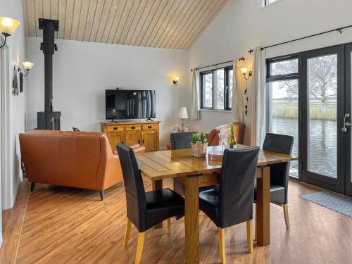TV a/nebo společenská místnost v ubytování Ferry Cottage