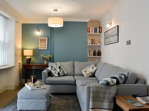 una sala de estar con un sofá y una mesa en Applegarth, en Cockermouth