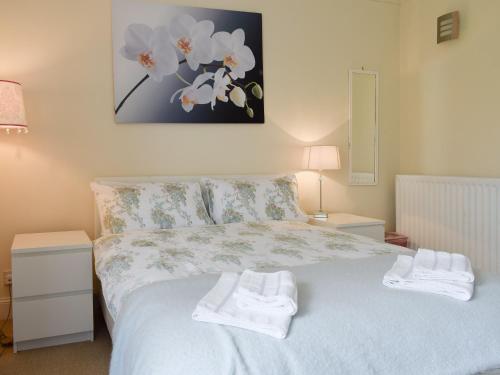 a bedroom with a bed with two towels on it at South House in Radernie