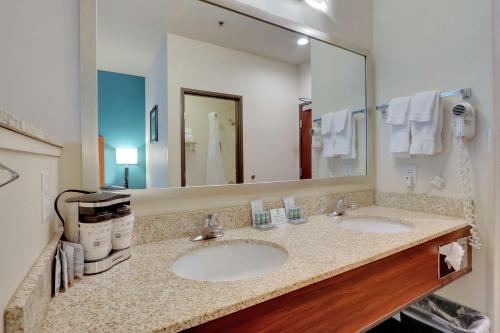 un bagno dell'hotel con due lavandini e un grande specchio di Best Western Liberty Inn DuPont JBLM a DuPont