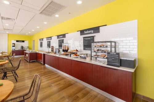 eine Bäckereitheke mit Stühlen und Tischen in einem Restaurant in der Unterkunft Holiday Inn Ponce & El Tropical Casino by IHG in Ponce