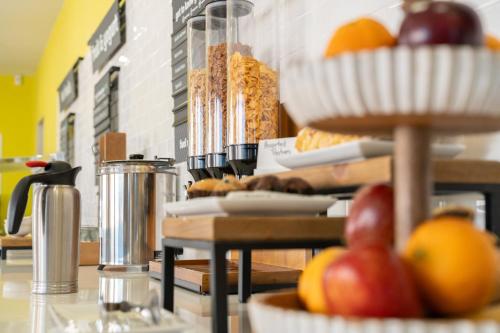 eine Theke mit Teller mit Lebensmitteln und Obst darauf in der Unterkunft Holiday Inn Ponce & El Tropical Casino by IHG in Ponce