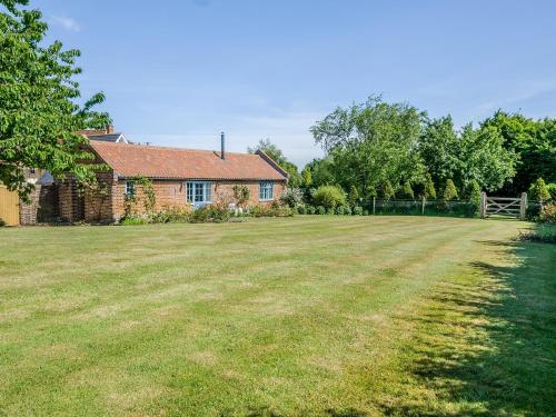 a large grass field in front of a house at The Bull Pen in Lawford