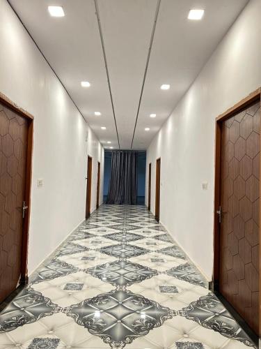 pasillo con suelo de baldosa en un edificio en Shanti luxury rooms, en Jāmb